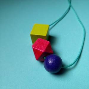 Lila, lime zöld, fukszia rózsaszín geometriai fa bogyós nyaklánc, Ékszer, Nyaklánc, Bogyós nyaklánc, Festett tárgyak, Ékszerkészítés, Meska