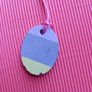 Sárga és lila mintázatú beton nyaklánc-KIFUTÓ TERMÉK, Ékszer, Nyaklánc, Medálos nyaklánc, Festett tárgyak, Ékszerkészítés, MESKA