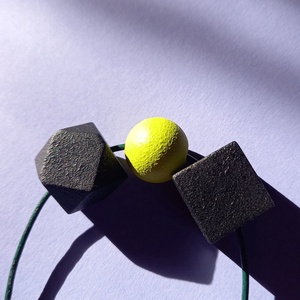 Lime zöld és fekete fa bogyós absztrakt nyaklánc  - ékszer - nyaklánc - bogyós nyaklánc - Meska.hu