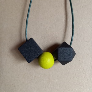 Lime zöld és fekete fa bogyós absztrakt nyaklánc  - ékszer - nyaklánc - bogyós nyaklánc - Meska.hu