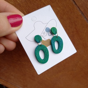 Zöld absztrakt lógós gyurma fülbevaló - ékszer - fülbevaló - lógó fülbevaló - Meska.hu