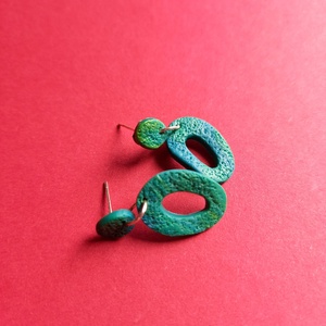 Zöld absztrakt lógós gyurma fülbevaló - ékszer - fülbevaló - lógó fülbevaló - Meska.hu