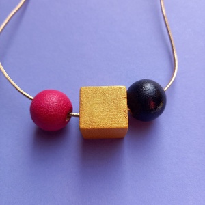Fa bogyós absztrakt nyaklánc alakzat fekete, arany, fukszia színben - ékszer - nyaklánc - bogyós nyaklánc - Meska.hu