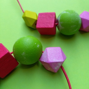 Fukszia pink, zöld geometriai fa bogyós nyaklánc , Ékszer, Nyaklánc, Bogyós nyaklánc, Festett tárgyak, Ékszerkészítés, MESKA