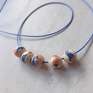 Réz és kék színű fa bogyós nyaklánc  - ékszer - nyaklánc - bogyós nyaklánc - Meska.hu