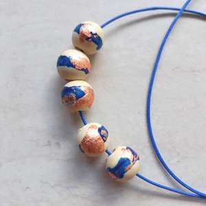 Réz és kék színű fa bogyós nyaklánc , Ékszer, Nyaklánc, Bogyós nyaklánc, Festett tárgyak, Ékszerkészítés, MESKA