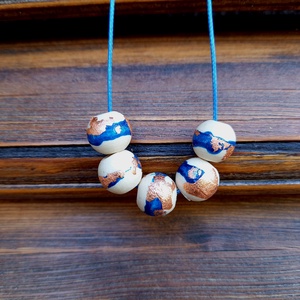 Réz és kék színű fa bogyós nyaklánc  - ékszer - nyaklánc - bogyós nyaklánc - Meska.hu