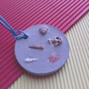 Tengeri kagylókkal betonékszer kör alakú medál nyaklánc - ékszer - nyaklánc - medálos nyaklánc - Meska.hu