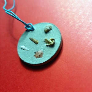 Tengeri kagylókkal betonékszer kör alakú medál nyaklánc - ékszer - nyaklánc - medálos nyaklánc - Meska.hu