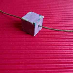 Zöld színű festett szürke beton kocka alakú nyaklánc-KIFUTÓ TERMÉK, Ékszer, Nyaklánc, Medálos nyaklánc, Ékszerkészítés, Festett tárgyak, MESKA