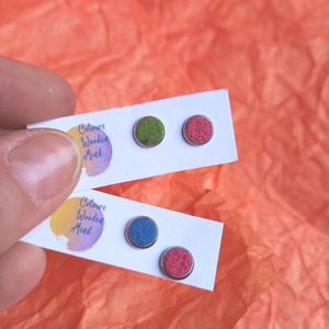 Aszimmetrikus mini nikkelmentes gyurma fülbevaló  - ékszer - fülbevaló - pötty fülbevaló - Meska.hu