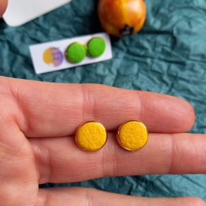 Kerek bedugós vagy lógós egyedi gyurma fülbevaló bármilyen színben - ékszer - fülbevaló - pötty fülbevaló - Meska.hu