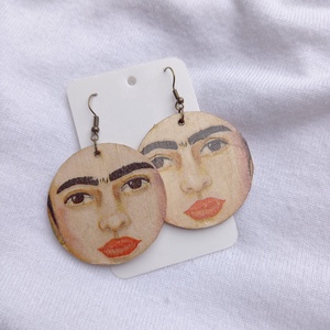 Fa Frida Kahlo fülbevaló - Meska.hu