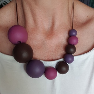 Kézzel festett fa bogyós nyaklánc - PLUM BORDEAUX, Ékszer, Nyaklánc, Bogyós nyaklánc, Ékszerkészítés, MESKA