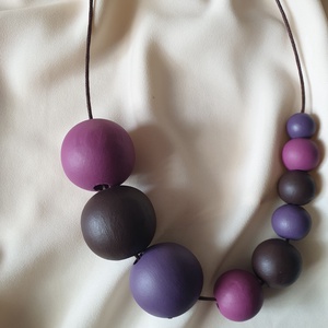 Kézzel festett fa bogyós nyaklánc - PLUM BORDEAUX - ékszer - nyaklánc - bogyós nyaklánc - Meska.hu