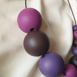 Kézzel festett fa bogyós nyaklánc - PLUM BORDEAUX - ékszer - nyaklánc - bogyós nyaklánc - Meska.hu