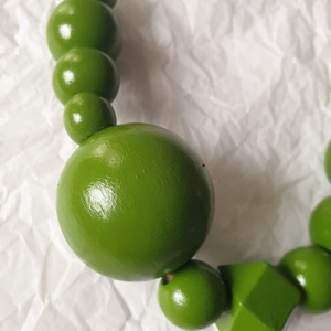 Olíva, kézzel festett fa statement nyaklánc, geometriai fa gyöngyökből - GREEN BOLD - ékszer - nyaklánc - statement nyaklánc - Meska.hu