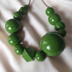 Olíva, kézzel festett fa statement nyaklánc, geometriai fa gyöngyökből - GREEN BOLD - Meska.hu
