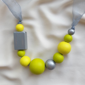 Fagolyó nyaklánc citromsárga és lime színben, ezüst hasábbal, szürke organza szalagon - LIME LIGET - Meska.hu