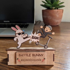 Battle Bunny - Közlekedési ellenőr fa figura, Otthon & Életmód, Dekoráció, Asztal és polc dekoráció, Asztaldísz, Festett tárgyak, Gravírozás, pirográfia, MESKA