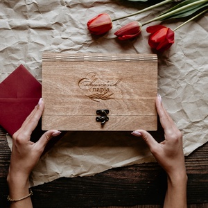 Esküvői doboz fényképeknek, emlékdoboz, nászajándék, Esküvő, Emlék & Ajándék, Doboz, Famegmunkálás, Gravírozás, pirográfia, Fából készült, mahagóni páccal kezelt esküvői fényképtartó doboz a Nagy Nap legszebb pillanatainak ..., MESKA