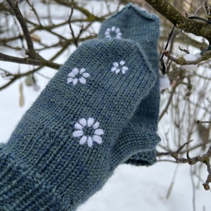 Kézzel kötött gyapjú kesztyű hímzett virágokkal (S-M méret) - Meska.hu