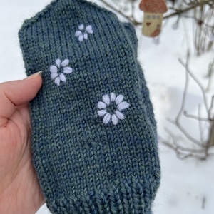 Kézzel kötött gyapjú kesztyű hímzett virágokkal (S-M méret) - ruha & divat - sál, sapka, kendő - kesztyű - Meska.hu