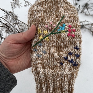 Egyedi, kézzel hímzett gyapjú-mohair kesztyű � Téli virágoskert - Meska.hu