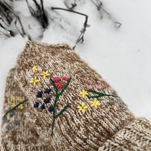 Egyedi, kézzel hímzett gyapjú-mohair kesztyű � Téli virágoskert - ruha & divat - sál, sapka, kendő - kesztyű - Meska.hu