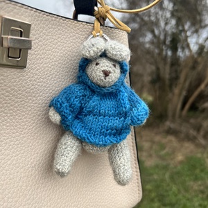 Kézzel Kötött nyuszi táskadísz � Egyedi kézműves kiegészítő - táska & tok - kulcstartó & táskadísz - táskadísz - Meska.hu