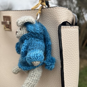 Kézzel Kötött nyuszi táskadísz � Egyedi kézműves kiegészítő - táska & tok - kulcstartó & táskadísz - táskadísz - Meska.hu