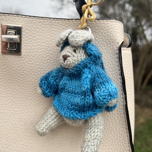 Kézzel Kötött nyuszi táskadísz � Egyedi kézműves kiegészítő - táska & tok - kulcstartó & táskadísz - táskadísz - Meska.hu