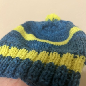 Kézzel kötött vidám gyermek sapka � kék és neon sárga (44-46 cm) - baba - mama - babaruházat - babasapka - Meska.hu