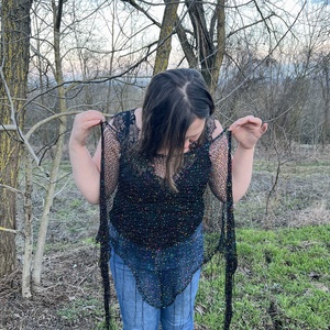 Szivárványos Csillogás: Egyedi Kézzel Kötött Kendő - ruha & divat - sál, sapka, kendő - kendő - Meska.hu