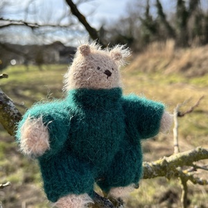 Kézzel kötött bababarát maci alpaka�selyem ruhában � 13 cm - Meska.hu