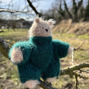 Kézzel kötött bababarát maci alpaka�selyem ruhában � 13 cm - játék & sport - plüssállat & játékfigura - maci - Meska.hu