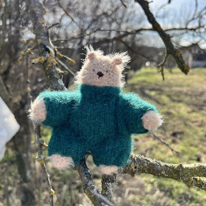 Kézzel kötött bababarát maci alpaka�selyem ruhában � 13 cm - játék & sport - plüssállat & játékfigura - maci - Meska.hu