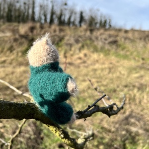 Kézzel kötött bababarát maci alpaka�selyem ruhában � 13 cm - játék & sport - plüssállat & játékfigura - maci - Meska.hu