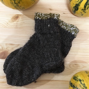 Kézzel kötött nagymama-zokni � természetes kecskegyapjúból - baba - mama - babaruházat - babazokni - Meska.hu