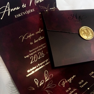 Bordó háromba hajtott esküvői meghívó aranyozott részletekkel  - Meska.hu