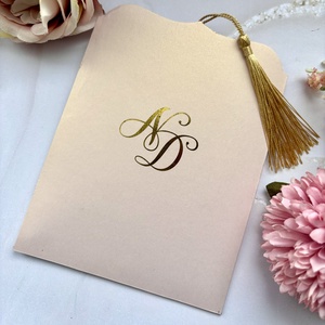 Aranyozott monogramos zsebes boríték rojttal és belső aranyozott meghívóval  - esküvő - meghívó & kártya - meghívó - Meska.hu