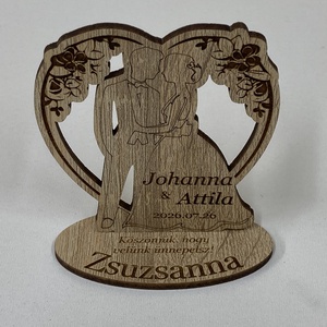 Esküvői köszönőajándék - gravírozott szív ifjú párral, talppal - ültetőkártya - hűtőmágnes - esküvő - dekoráció - asztaldísz - Meska.hu