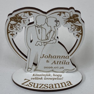 Esküvői köszönőajándék - gravírozott szív ifjú párral, talppal - ültetőkártya - hűtőmágnes - esküvő - dekoráció - asztaldísz - Meska.hu
