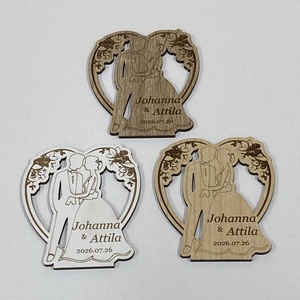 Esküvői köszönőajándék - gravírozott szív ifjú párral, talppal - ültetőkártya - hűtőmágnes - esküvő - dekoráció - asztaldísz - Meska.hu