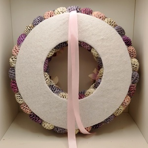 Virágos, macaronos koszorú, kopogtató - otthon & életmód - dekoráció - ajtó- és ablak dekoráció - ajtódísz & kopogtató - Meska.hu