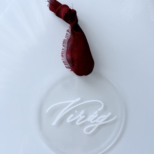 Egyedi névre szóló karácsonyfadísz  kézzel írt kalligráf felirattal, Karácsony, Karácsonyi lakásdekoráció, Karácsonyi lakásdíszek, Festett tárgyak, MESKA