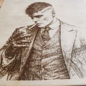 Thomas Shelby gravírozott kép - otthon & életmód - dekoráció - asztal és polc dekoráció - gravírozott táblák - Meska.hu