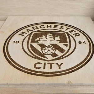 Manchester City címer gravírozott tábla - otthon & életmód - dekoráció - asztal és polc dekoráció - gravírozott táblák - Meska.hu