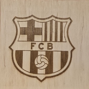 FC Barcelona gravírozott kép, Otthon & Életmód, Dekoráció, Asztal és polc dekoráció, Gravírozott táblák, Famegmunkálás, Gravírozás, pirográfia, MESKA