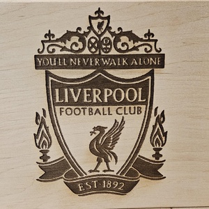 Liverpool gravírozott kép, Otthon & Életmód, Dekoráció, Asztal és polc dekoráció, Gravírozott táblák, Famegmunkálás, Gravírozás, pirográfia, Gravírozott dekoráció, amely a Liverpool FC címerét jeleníti meg. Modern és letisztult megjelenésév..., MESKA